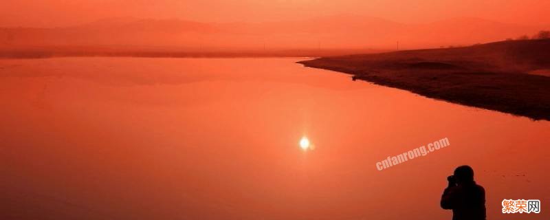 腾格里乌兰湖为什么红色 乌兰湖为什么是红色