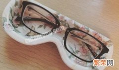 如何正确摆放眼镜 如何正确的使用以及保养眼镜