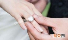 戒指为什么要戴在无名指上 原因是什么