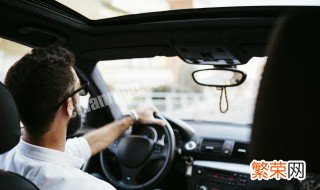 电动车充电可以坐在车里吗 充电可以坐在车里吗