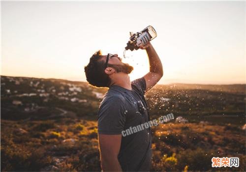 夏天喝凉水好吗 夏季喝凉水有哪些坏处