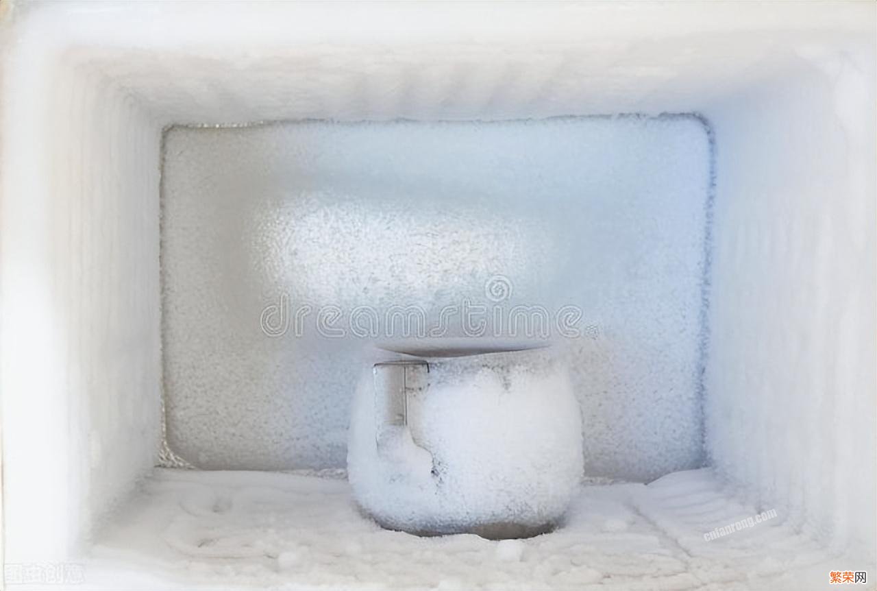 让冰块自动脱落的实用方法 冰箱里的冰怎么快速去除