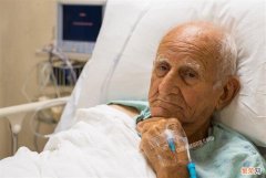 揭秘：老人临终前半个月的生理表现 老人去世前有哪些征兆？