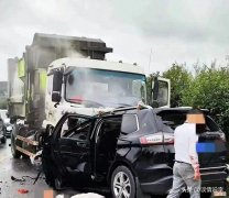 湖南婚车与垃圾车相撞致6死 湖南婚车与垃圾车相撞一瞬间