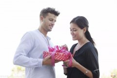 一周年纪念日送女朋友礼物清单 一周年纪念日送女朋友什么礼物