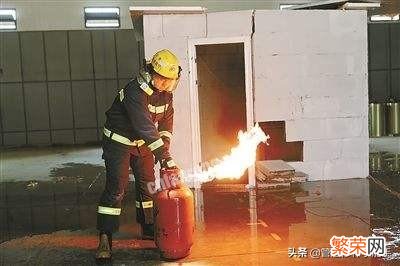 正确关闭燃气灶的方法 燃气着火先关阀门还是先灭火
